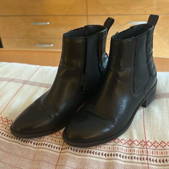 Black size 5.5 Steve Madden booties. - Picture 1 of 3